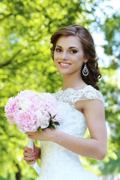 Jovem Noiva Bonita Posando Parque Com Buquê Flores — Fotografia de Stock