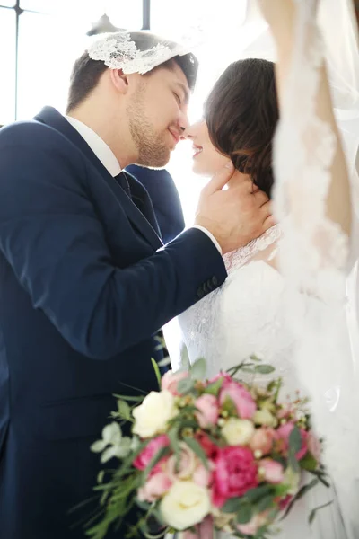 Свадьба Прекрасная Пара Выходит Замуж — стоковое фото