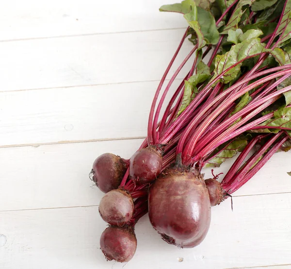 Sebze. Tahta masada pancar kökü