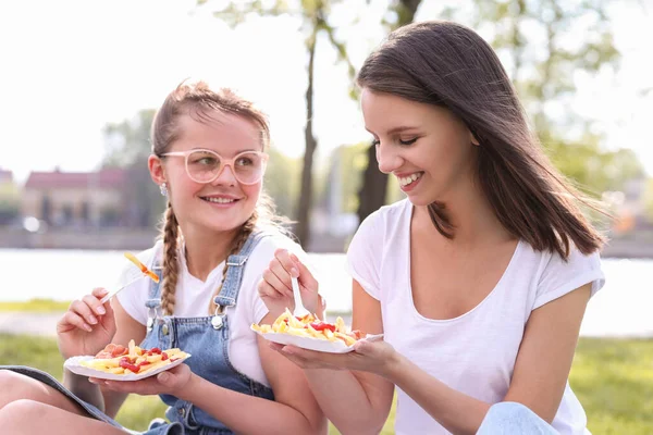 Schöne Frauen Picknicken Park — Stockfoto