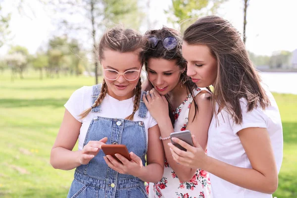 Arkadaşlık. Gün boyunca park halindeki kadınlar