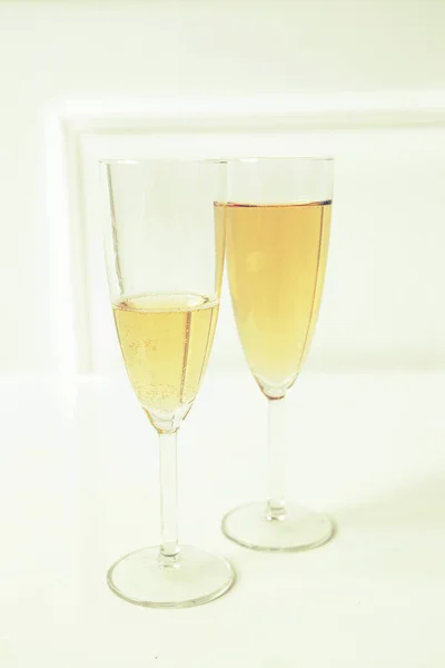 テーブルの上にシャンパンのグラス — ストック写真