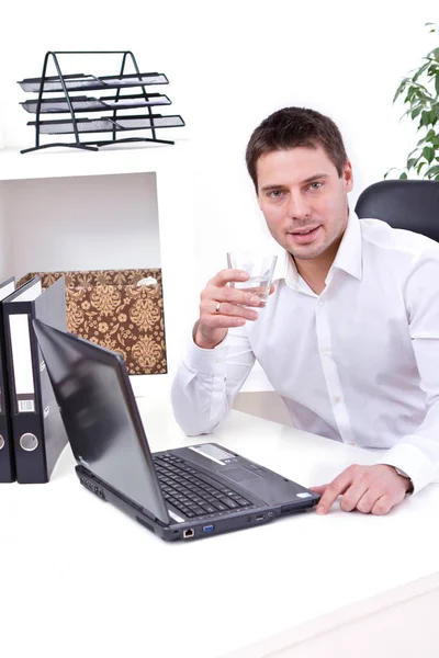 Jeune Homme Affaires Dans Son Bureau — Photo