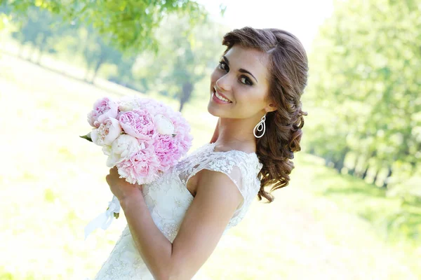 Retrato Hermosa Novia Joven Parque — Foto de Stock