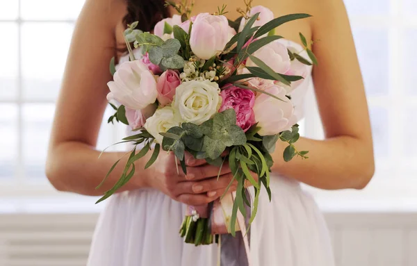 新娘带着大大的结婚花束 — 图库照片