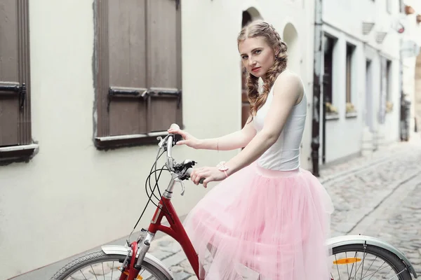 Rua Mulher Com Bicicleta Livre — Fotografia de Stock