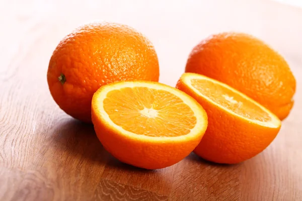 Κοντινό Πλάνο Φρέσκα Πορτοκάλια Στην Σανίδα — Φωτογραφία Αρχείου