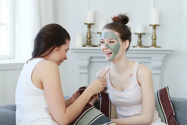 Jovens Mulheres Bonitas Relaxando Salão Spa — Fotografia de Stock