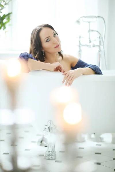 Gyönyörű Fiatal Kék Ruhában Pózol Luxus Fürdőszobában — Stock Fotó