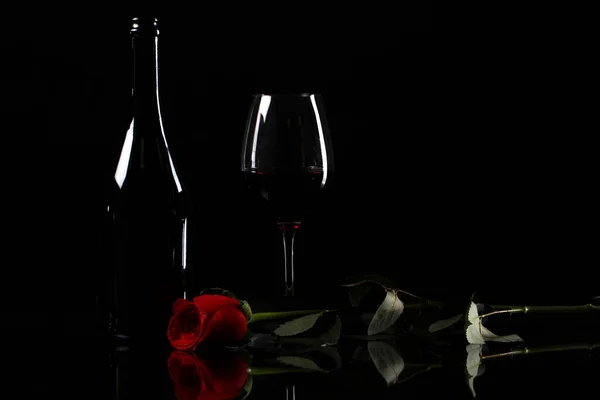 Rote Rose Und Wein Der Dunkelheit — Stockfoto