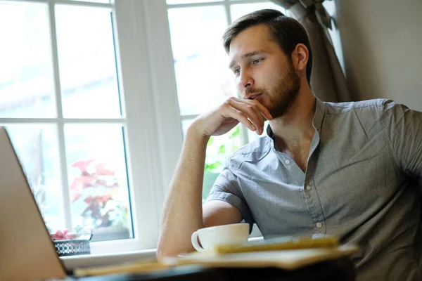 Jeune Homme Freelance Bavarder Ligne Utilisant Ordinateur Portable Dans Café — Photo