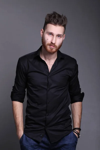 Schöner Junger Mann Lässiger Kleidung Posiert Auf Grauem Hintergrund — Stockfoto