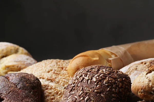 Ekmek somunu masada.