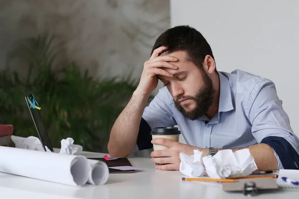 Porträtt Trött Ung Affärsman Arbetsplatsen — Stockfoto