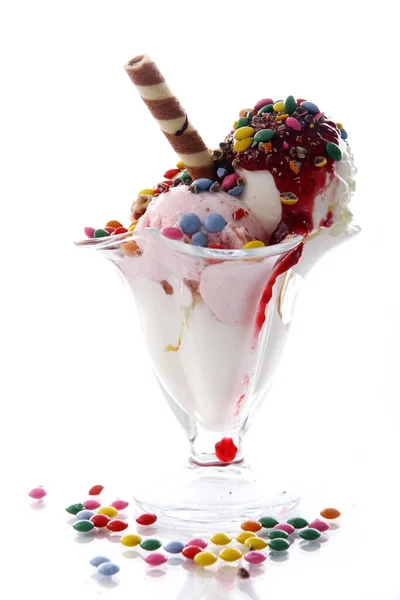 Postre Helado Con Dulces Colores Sobre Fondo Blanco — Foto de Stock