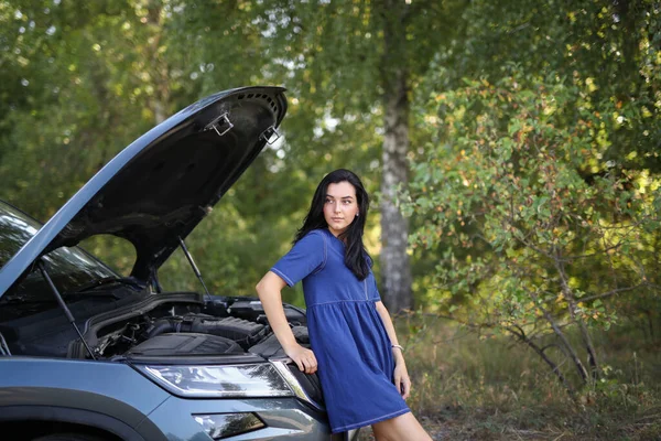 Gebroken Auto Vrouw Met Kap Open Auto Wacht Hulp — Stockfoto