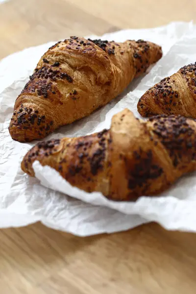 Yiyecekler. Masada lezzetli kruvasan var.