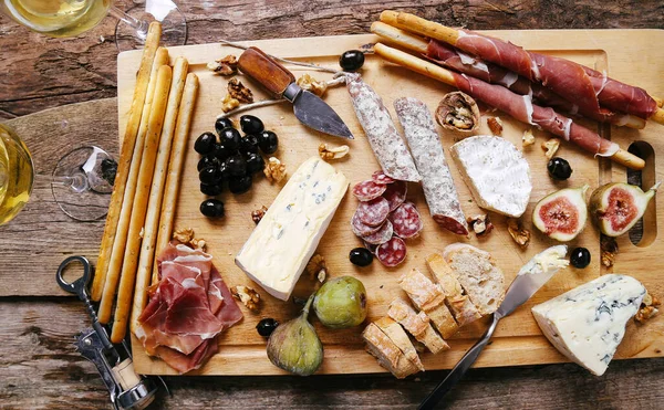 Hazırlık, yemek pişirme. Masada lezzetli yemekler var.