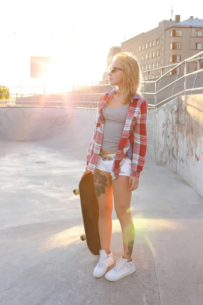 Mulher Jovem Skate Parque Skate — Fotografia de Stock