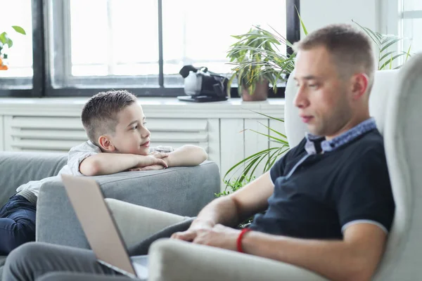 Baba Oğul Evde Dizüstü Bilgisayardan Film Izliyorlar — Stok fotoğraf