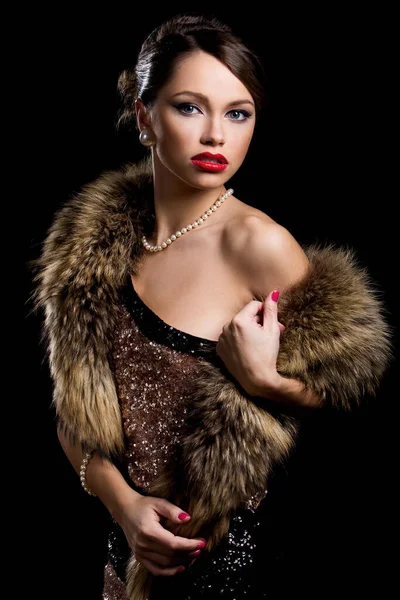ヴィンテージ 毛皮を持つ美しい女性 — ストック写真