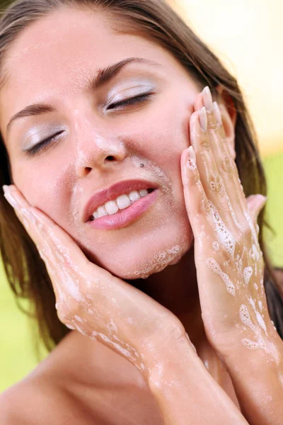 Mooi Gelukkig Vrouw Haar Gezicht Wassen — Stockfoto