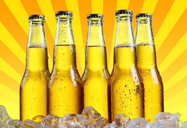 Soyut turuncu arka planı olan buzlu bira şişeleri.