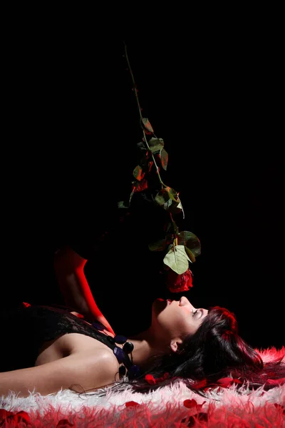 Vacker Romantisk Kvinna Med Röd Ros — Stockfoto