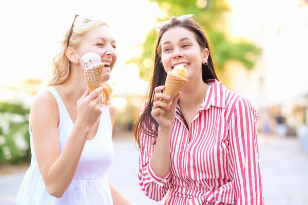 在户外吃冰淇淋的妇女 — 图库照片