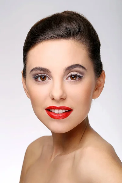 Wunderschöne Frau Mit Rotem Lippenstift — Stockfoto