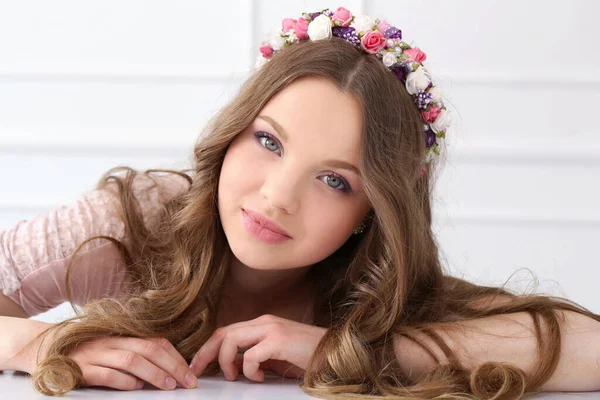 Bonito Menina Com Flores Cabeça — Fotografia de Stock