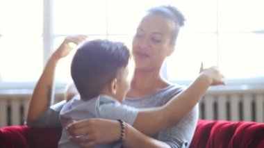 Evde oğlu olan sevgi dolu bir anne.