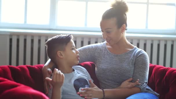 Mère Aimante Avec Son Fils Maison — Video