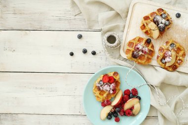 Lezzetli waffle 'lar masada.