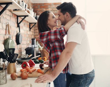 Güzel bir çift mutfakta eğleniyor.