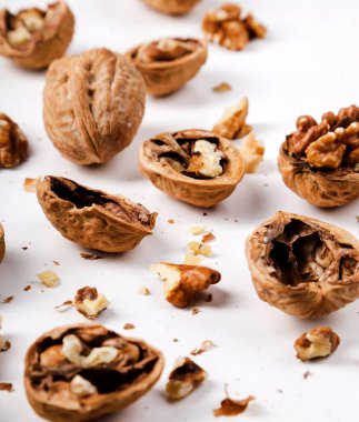 Kaçık. Beyaz arka planda cevizler