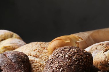 Ekmek somunu masada.