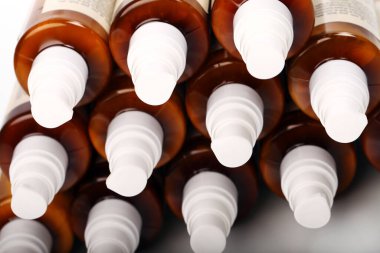 beyaz zemin üzerinde Kozmetik Şişeler ve yakın çekim