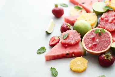 Masada taze meyve var.