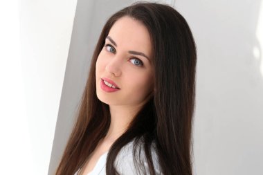 Güzel yüzlü, sevimli, çekici bir kadın.