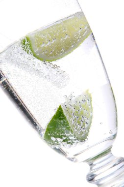 Buzlu ve limonlu bir bardak su.