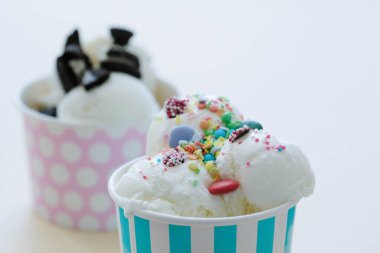 Tatlı. Masada nefis dondurma var.