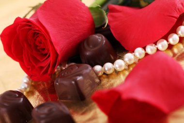 Kırmızı gül ve çikolata şekerlemelerine yakın çekim