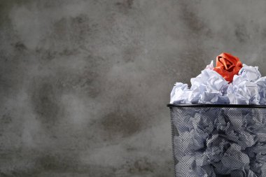 Kavram. Çöp tenekesinde buruşmuş kağıt