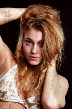 güzel ve seksi kadın kum yalan