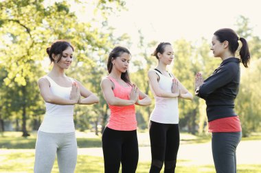 Spor. Kadınlar parkta egzersiz yapar.