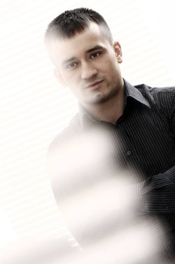 çekici adam kendisi de aynaya bakıyorum