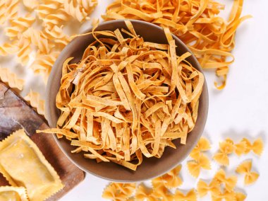 Yiyecekler. Masada nefis el yapımı makarna.