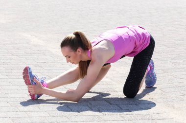 Spor, aktivite. Isınma turunda tatlı bir kadın.