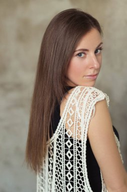 Güzel yüzlü güzel kız.